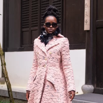 lupita-nyongo-is-gehuld-in-een-knusse-couturelook-voor-chanels-metiers-dart-2025-show-in-hangzhou-326100