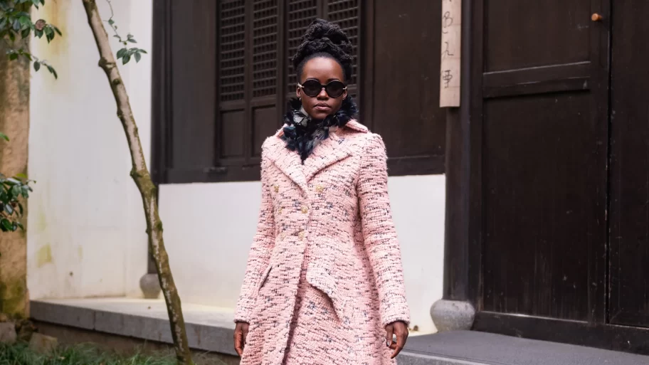 lupita-nyongo-is-gehuld-in-een-knusse-couturelook-voor-chanels-metiers-dart-2025-show-in-hangzhou-326100