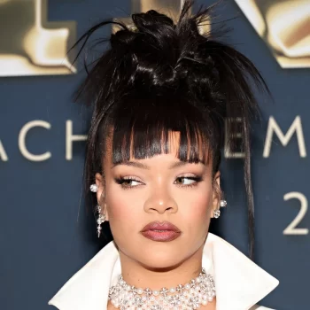 rihannas-grof-geknipte-pony-zet-de-cyberpunk-trend-van-dit-feestseizoen-op-zijn-kop-326308