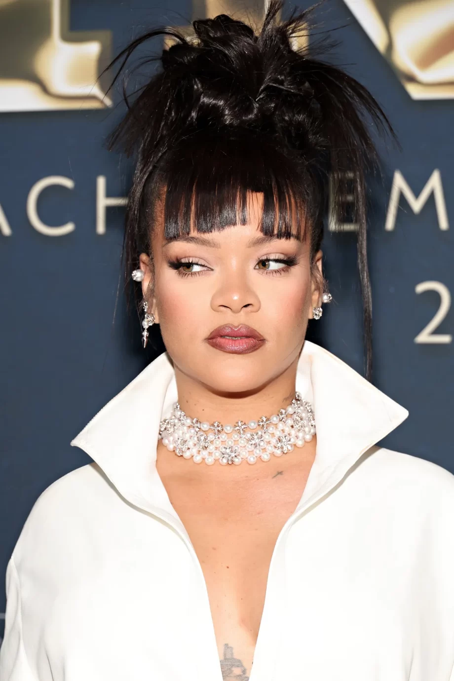 rihannas-grof-geknipte-pony-zet-de-cyberpunk-trend-van-dit-feestseizoen-op-zijn-kop-326308