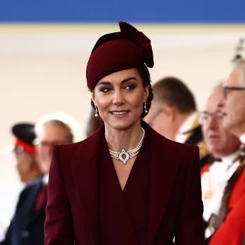 kate-middleton-duikt-opnieuw-op-in-de-trendkleur-van-dit-moment-325645