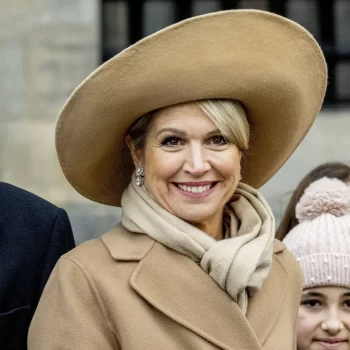 koningin-maxima-straalt-in-een-look-in-de-trendkleur-mocha-mousse-326843