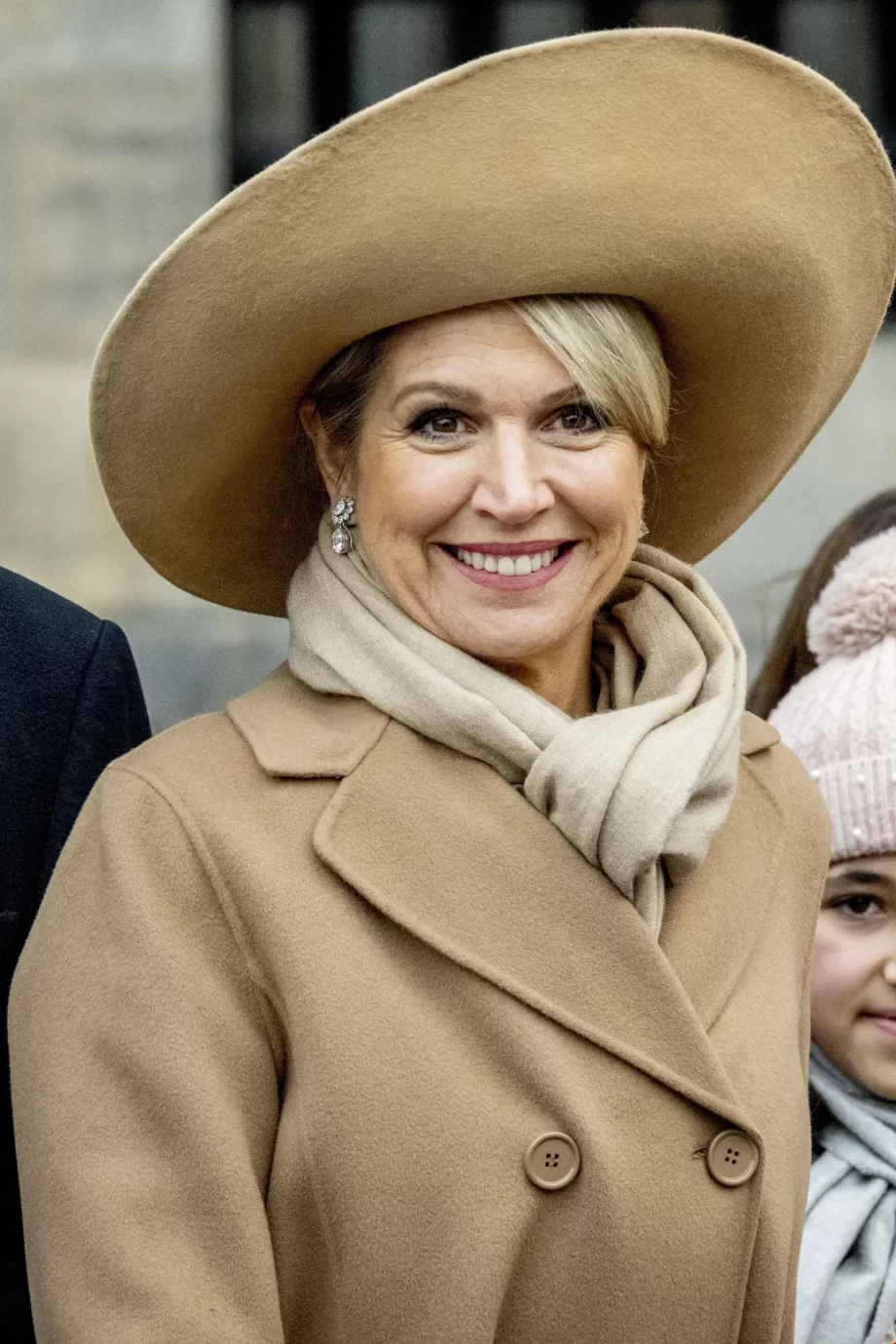 koningin-maxima-straalt-in-een-look-in-de-trendkleur-mocha-mousse-326843