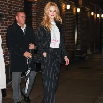 nicole-kidman-geeft-chique-twist-aan-office-proof-krijtstreeppak-met-het-perfecte-merch-t-shirt-327880