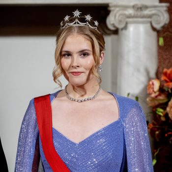 prinses-amalia-schittert-in-een-paillettenjurk-en-een-wel-heel-bijzonder-sieraad-tijdens-staatsdiner-in-amsterdam-326931