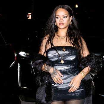 rihanna-is-het-levende-bewijs-dat-je-een-kapotte-panty-gewoon-nog-kunt-dragen-326725