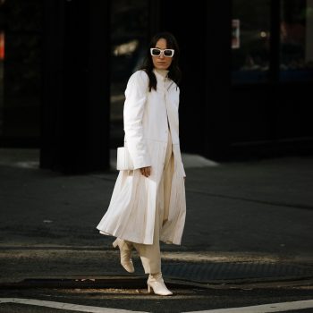 8-manieren-om-een-altijd-chique-all-white-outfit-te-dragen-deze-winter-329038