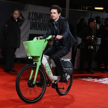 op-de-fiets-naar-een-premiere-timothee-chalamet-doet-het-en-rijdt-er-zelfs-mee-de-rode-loper-op-331297