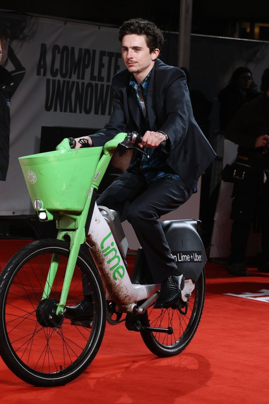 op-de-fiets-naar-een-premiere-timothee-chalamet-doet-het-en-rijdt-er-zelfs-mee-de-rode-loper-op-331297