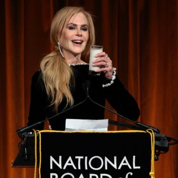 nicole-kidman-blijft-in-haar-rol-en-drinkt-voor-alle-babygirls-een-glas-melk-leeg-op-het-podium-330489