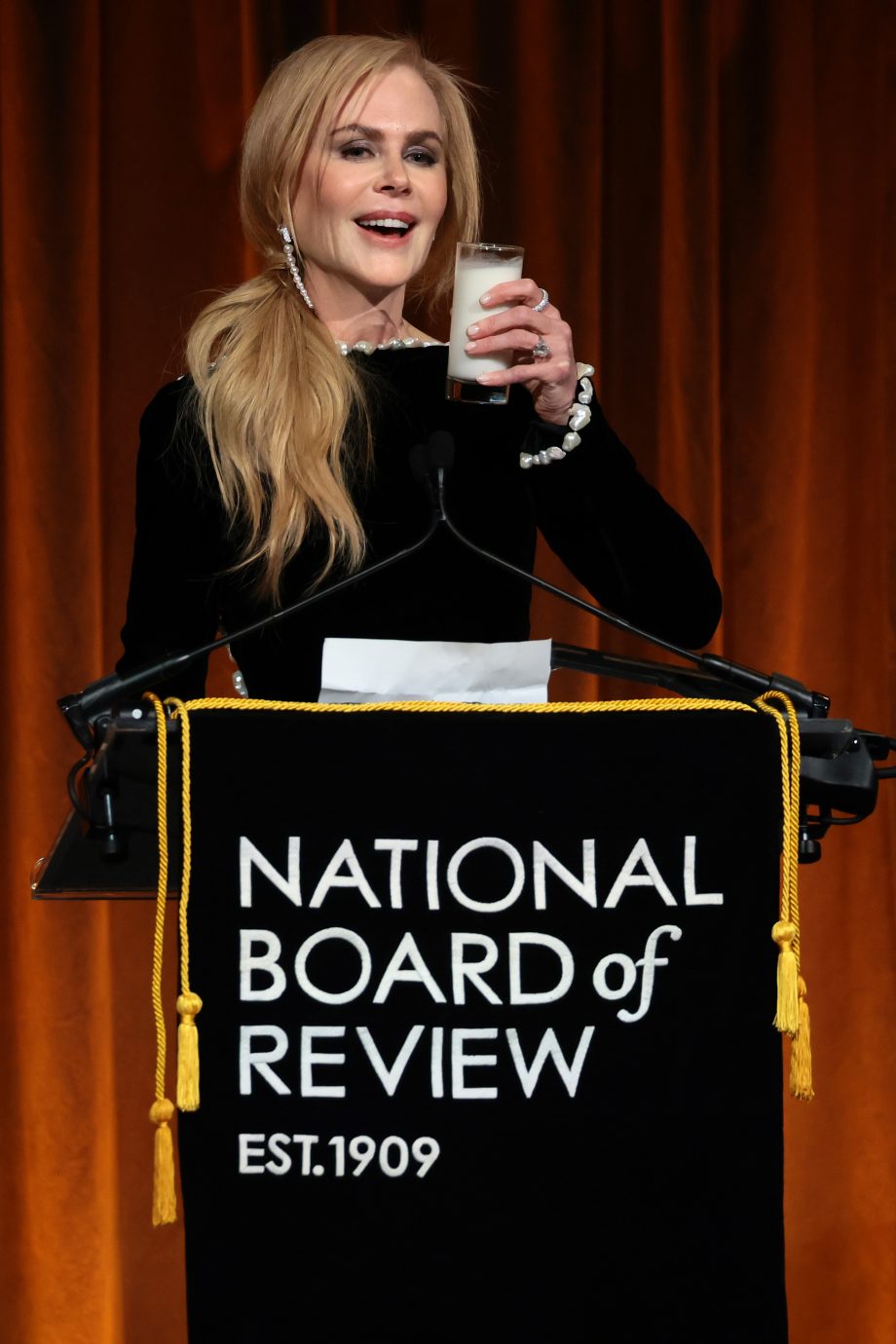 nicole-kidman-blijft-in-haar-rol-en-drinkt-voor-alle-babygirls-een-glas-melk-leeg-op-het-podium-330489