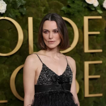 keira-knightley-voegt-een-vleugje-black-doves-toe-aan-haar-chanel-look-bij-de-golden-globes-2025-329940