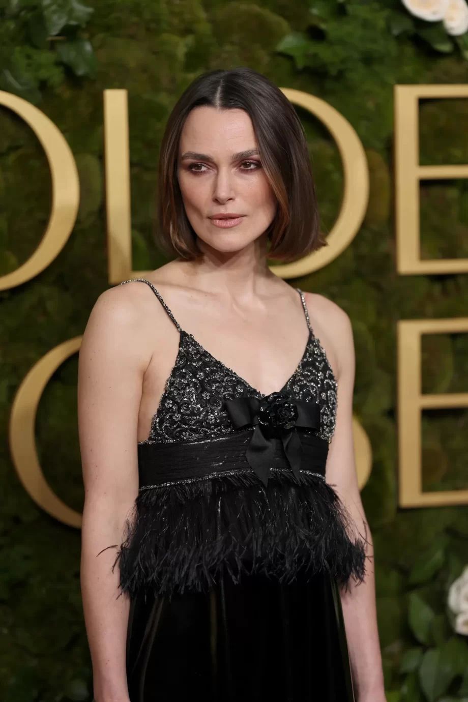 keira-knightley-voegt-een-vleugje-black-doves-toe-aan-haar-chanel-look-bij-de-golden-globes-2025-329940