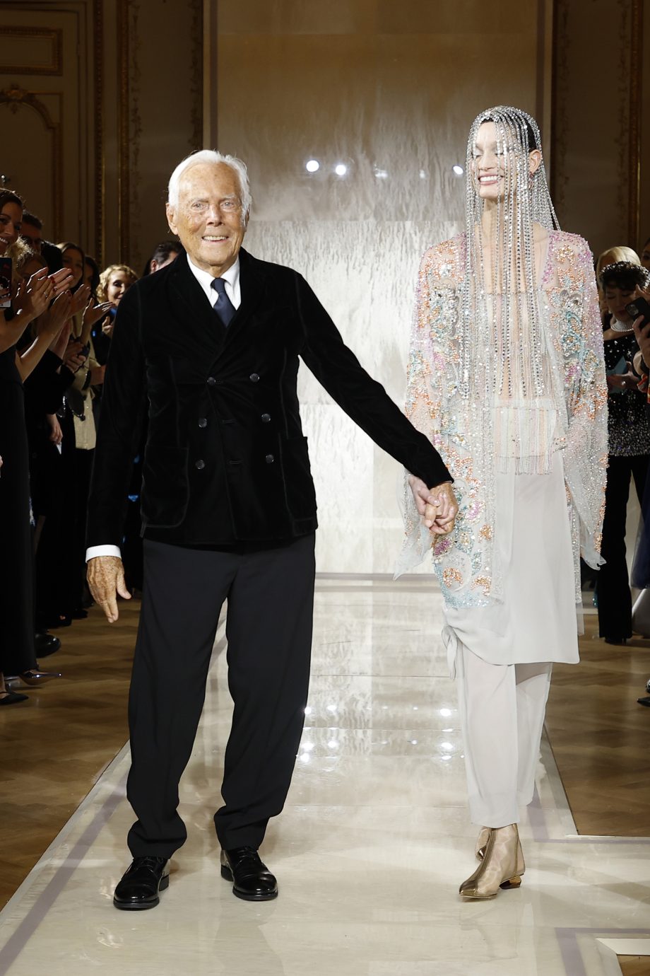 giorgio-armani-viert-twintigjarig-couturejubileum-met-de-meest-dromerige-bruid-ooit-333032