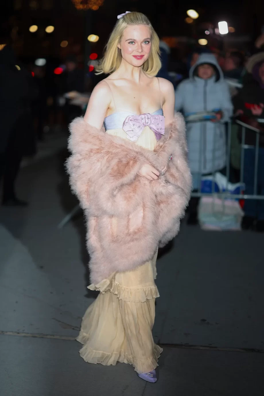 pastelkleuren-oubollig-elle-fanning-bewijst-het-tegendeel-in-uberchique-look-van-valentino-330419