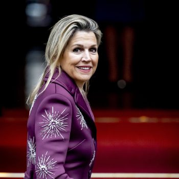 vergeet-bordeauxrood-koningin-maxima-stelt-deze-levendige-tint-voor-in-2025-331458