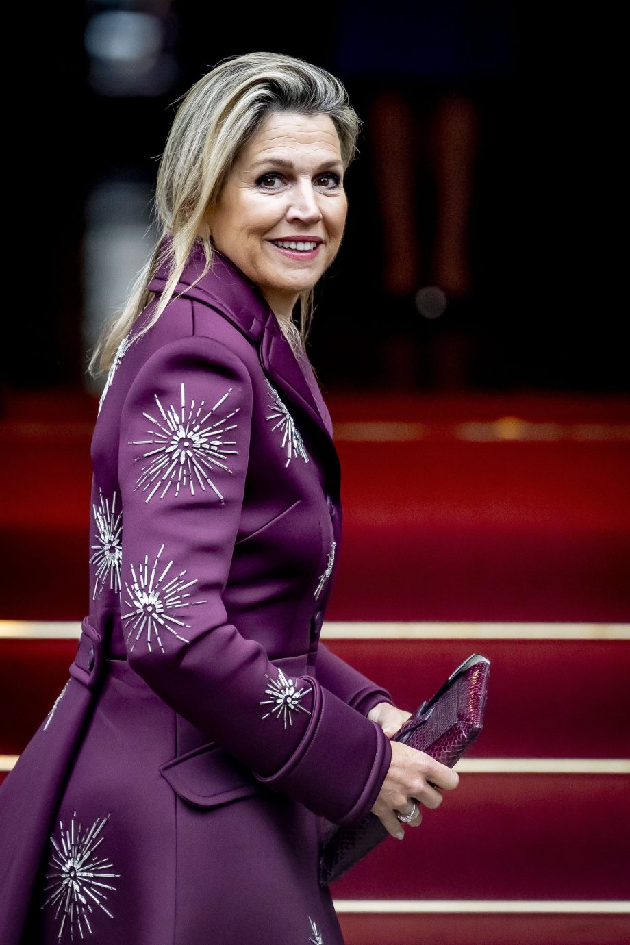 vergeet-bordeauxrood-koningin-maxima-stelt-deze-levendige-tint-voor-in-2025-331458