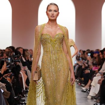 romee-strijd-maakt-een-verrassingsverschijning-op-de-catwalk-van-elie-saab-in-parijs-333118