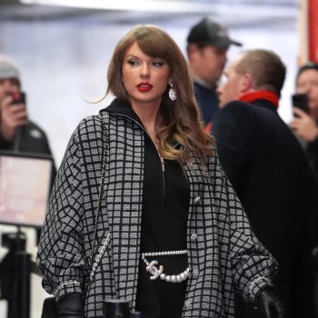 taylor-swift-moedigt-haar-vriend-travis-kelce-aan-in-chanel-chanel-en-nog-eens-chanel-331838