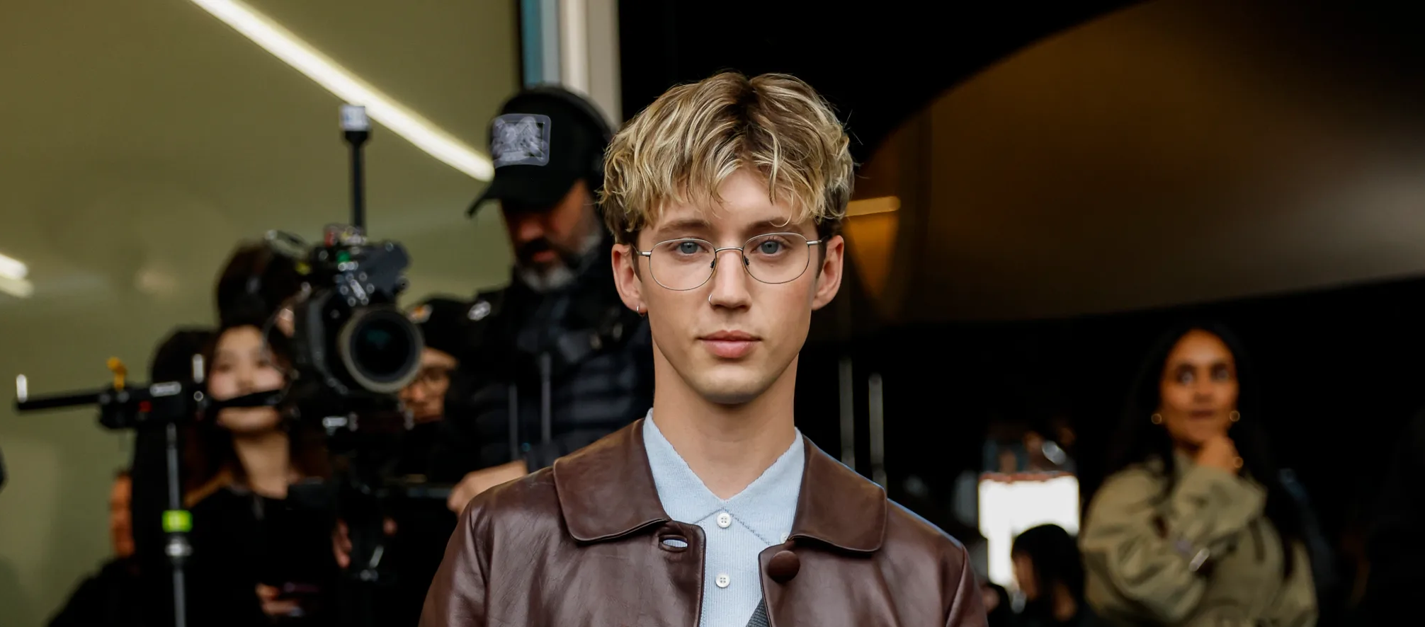 Troye Sivan steelt de show op de Milaanse modecatwalk: Bibliothecaris-chic is terug!