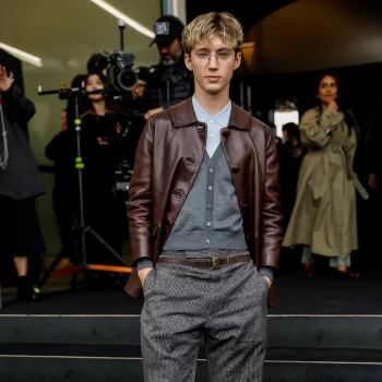 troye-sivans-fashion-week-look-bibliothecaris-chic-331795