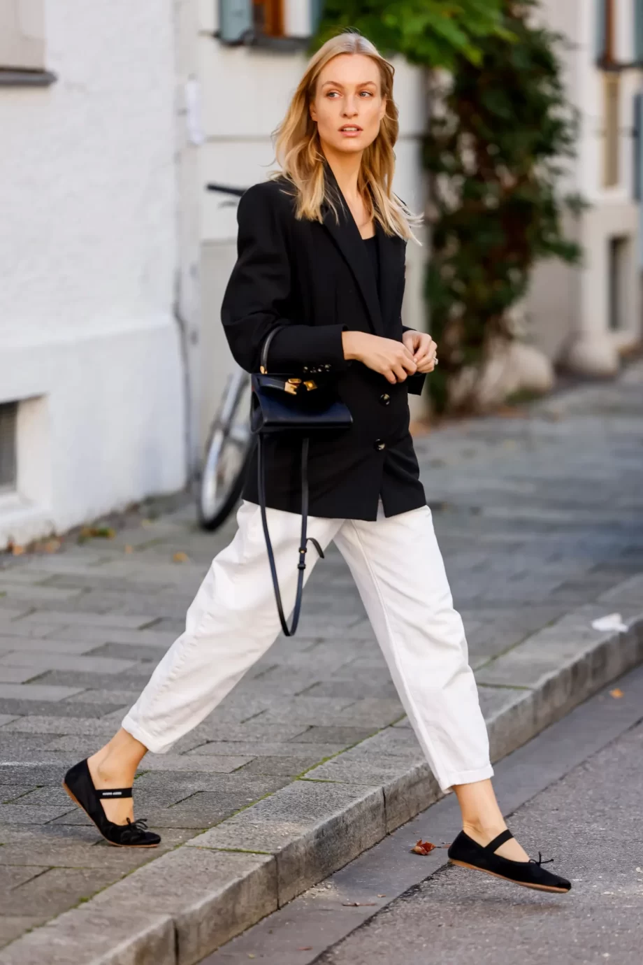 zo-combineer-je-je-witte-broek-in-de-lente-5-stijlvolle-outfitideeen-336882