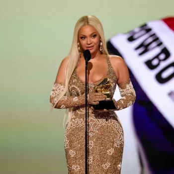 beyonce-gaat-opnieuw-voor-rodeo-couture-bij-de-grammys-2025-333580