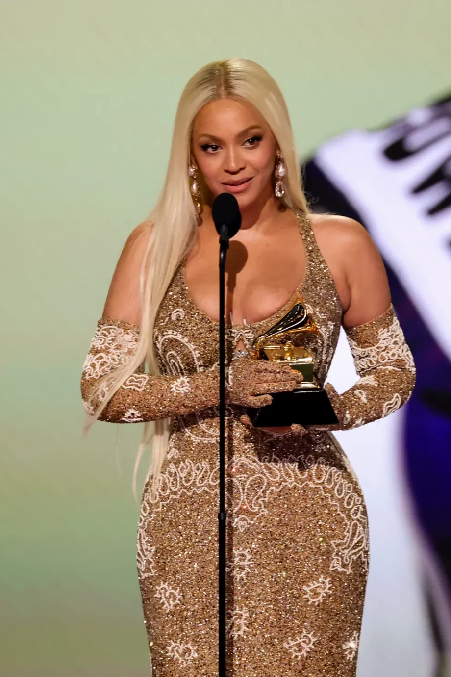 beyonce-gaat-opnieuw-voor-rodeo-couture-bij-de-grammys-2025-333580