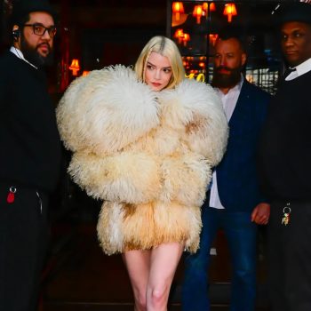 anya-taylor-joy-draagt-de-meest-fuzzy-jas-van-alle-fuzzy-jassen-in-new-york-333939