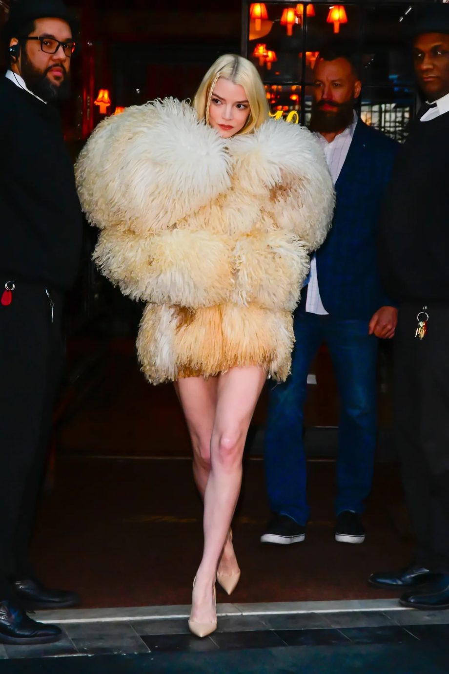 anya-taylor-joy-draagt-de-meest-fuzzy-jas-van-alle-fuzzy-jassen-in-new-york-333939