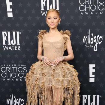 zo-lang-duurde-het-om-ariana-grandes-dior-jurk-voor-de-critics-choice-awards-te-maken-334517