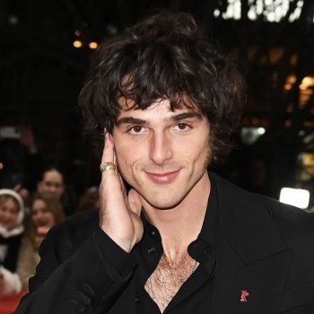 jacob-elordi-toont-een-nieuwe-look-in-berlijn-met-enorme-bakkebaarden-335427