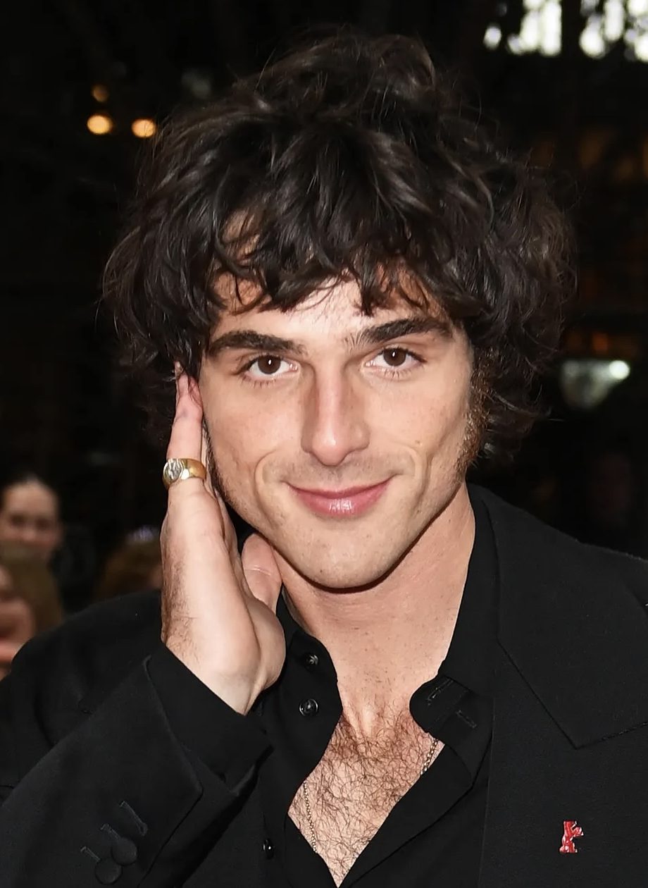 jacob-elordi-toont-een-nieuwe-look-in-berlijn-met-enorme-bakkebaarden-335427