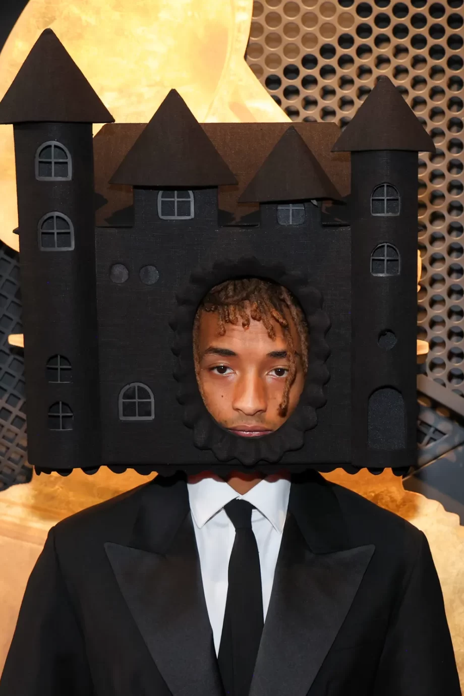 is-dit-de-meest-bizarre-grammy-outfit-jaden-smith-verschijnt-in-een-kasteel-333703