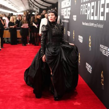 lady-gaga-brengt-gothic-glamour-en-een-unieke-halsketting-naar-de-grammys-2025-333687