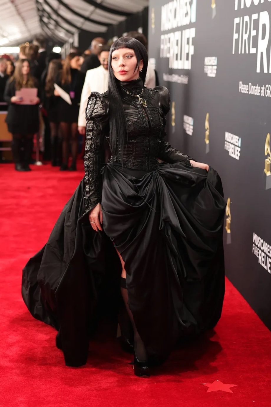 lady-gaga-brengt-gothic-glamour-en-een-unieke-halsketting-naar-de-grammys-2025-333687