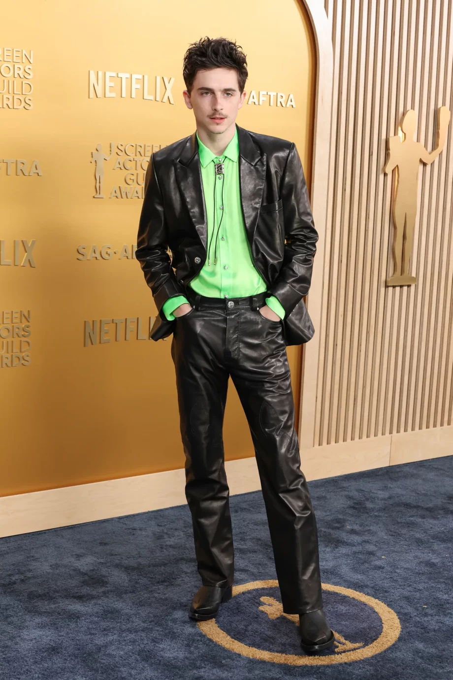 het-verhaal-achter-de-peperdure-stropdas-van-timothee-chalamet-bij-de-sag-awards-2025-336338