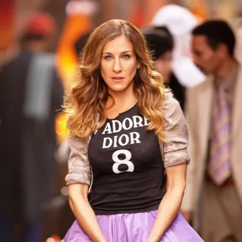 dior-brengt-het-shirt-terug-waar-carrie-bradshaw-in-de-00s-zo-dol-op-was-338680