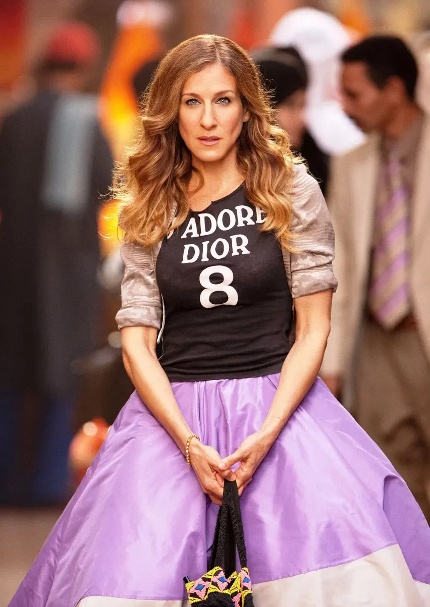 dior-brengt-het-shirt-terug-waar-carrie-bradshaw-in-de-00s-zo-dol-op-was-338680