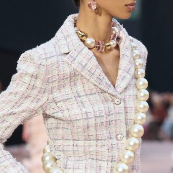 niet-de-subtiele-variant-maar-de-xxl-parelketting-wordt-een-trend-volgens-chanel-338858