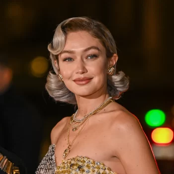 gigi-hadid-breekt-deze-ouderwetse-moderegel-bij-le-grand-diner-du-louvre-337912